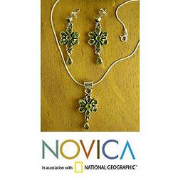 Handcrafted Sterling Silver 'Daisies' Peridot Jewelry Set (India)
