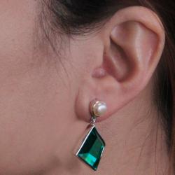 Adee Waiss Sterling Silver Green Crystal and FW Pearl Earrings (7 mm)