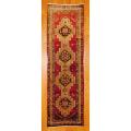 Persian Hand-knotted Hamadan Red/ Ivory Wool Rug (3'9 x 12'4)