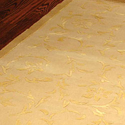 Handmade Floral Scrolls Ivory Wool and Silk Rug (4' x 6')