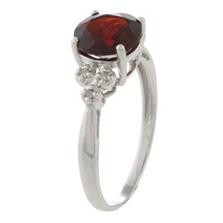 Viducci 10k White Gold Garnet and 1/10ct TDW Diamond Ring (G-H, I1-I2)