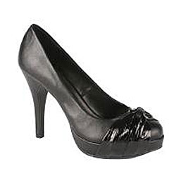 Refresh 'Brandy-01' Women's Patent Ribbon Close Toe Pump 
