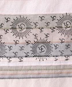 Handcrafted Om Design Ribbed Tapestry (India)