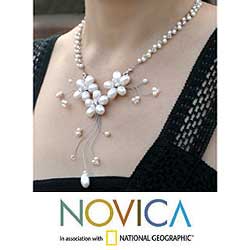 Pearl and Glass 'White Pearl Bouquet' Necklace (4-8 mm) (Thailand)