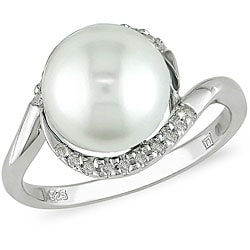 Silver pearl engagement rings is for your best moment is a stunning ring showcases a creamy white pearl. Silver pearl engagement rings are surrounded by twinkling diamonds