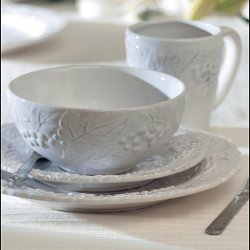 American Atelier 16-piece Bianca Grapevine Dinnerware Set 