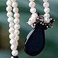 Onyx and Pearl 'In Daydreams' Pendant Necklace (8 mm) (Thailand)