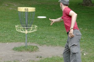 Man playing disc golf