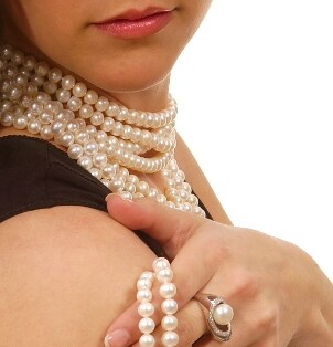Pearl strand necklace