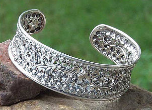 Bangle bracelet