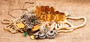 Storing earrings