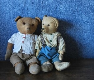 Two oldfashioned teddy bears