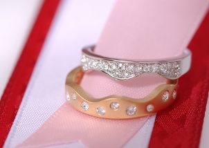 Unique women's wedding bands