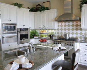 Elegant traditional kitchen