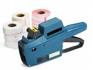 Pricing gun with several label rolls