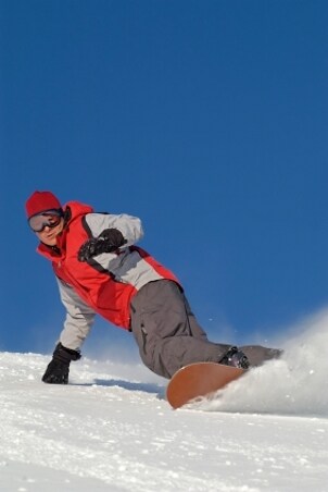 Snowboarder riding his toe-side edge