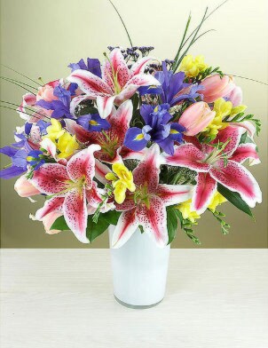 A simple flower arrangement for a wedding