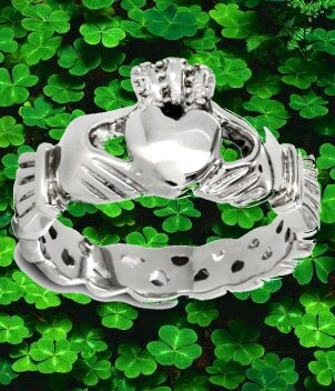 Green Irish shamrocks represent Ireland, the home of Claddagh rings