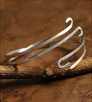 A pretty silver bracelet with a geometric design