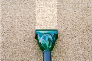 Using a carpet steam cleaner to clean a carpet