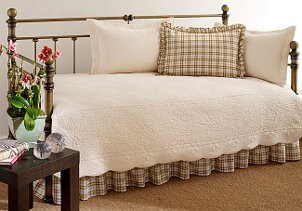 Daybed bedding keeps your guest room functional
