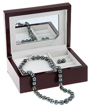 A luxurious Tahitian pearl necklace